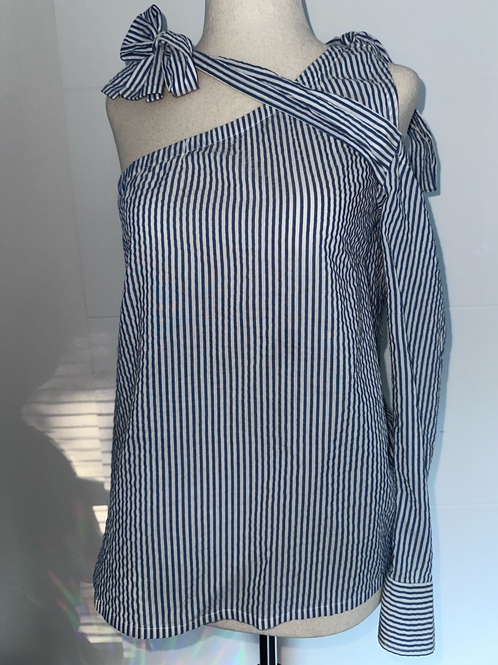 Club Monaco Navy and White Seersucker Preppy Striped One-Shoulder Top XS